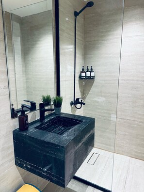 Handtücher, Seife, Toilettenpapier