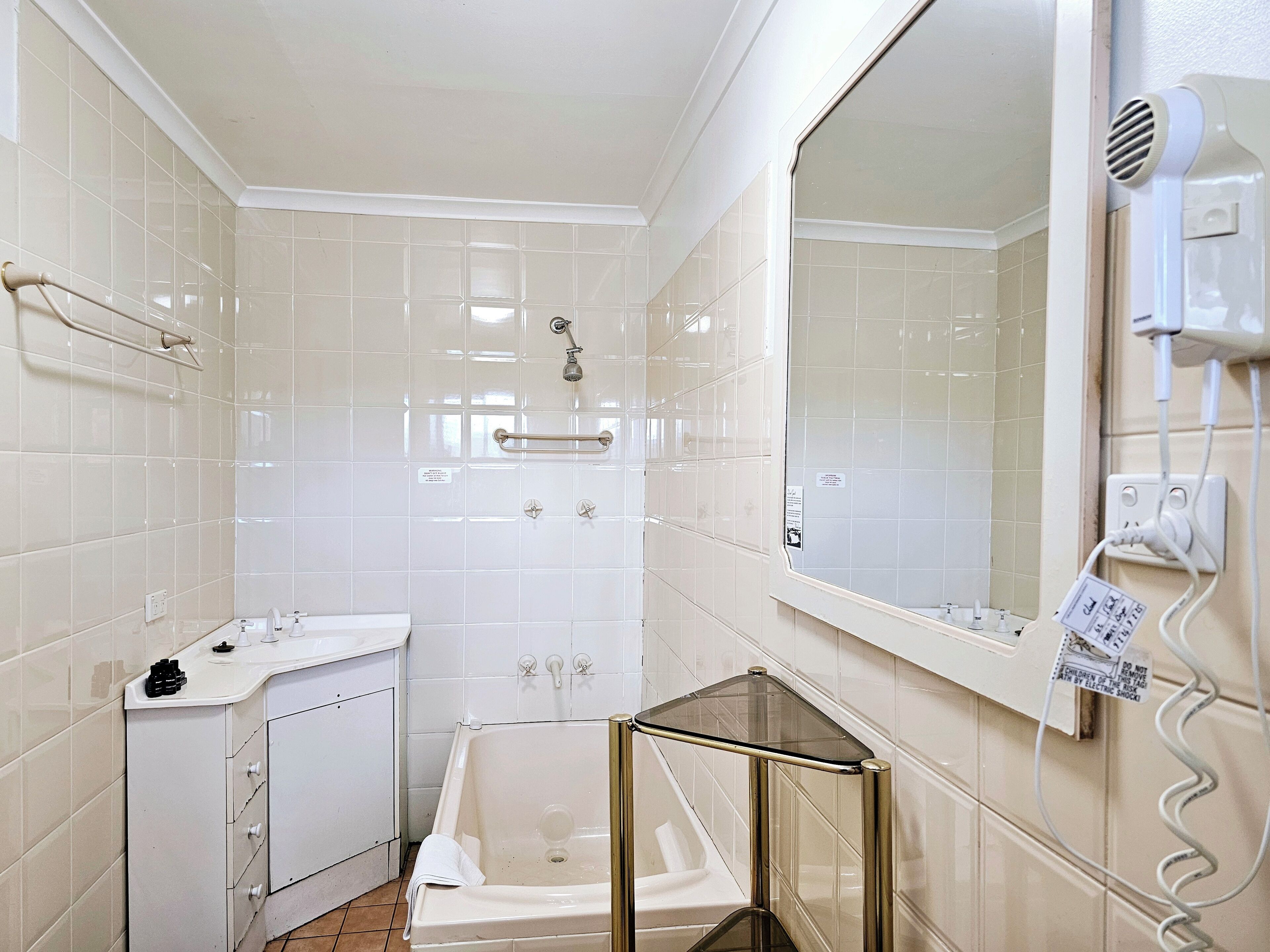 Douche, séchoir à cheveux, serviettes fournies, savon