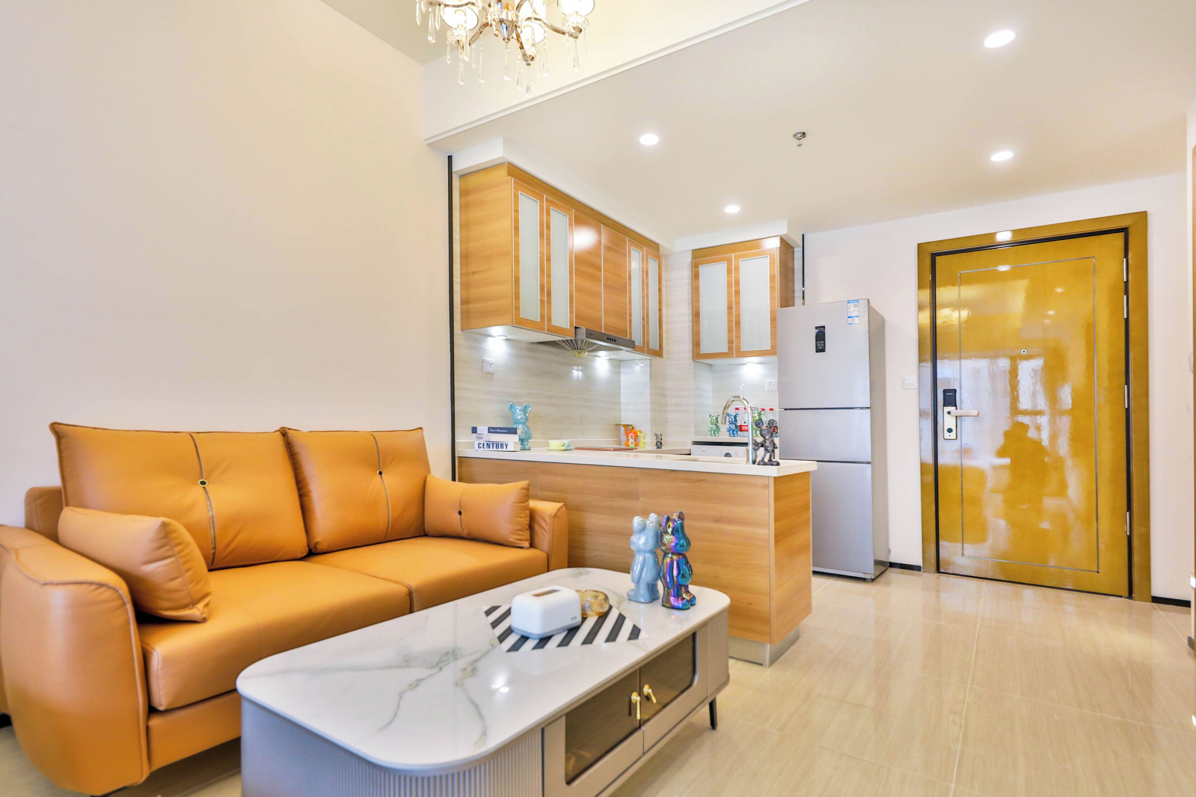 Una sala de estar moderna con un sofá de cuero, una mesa de centro de mármol y muebles de madera al fondo.