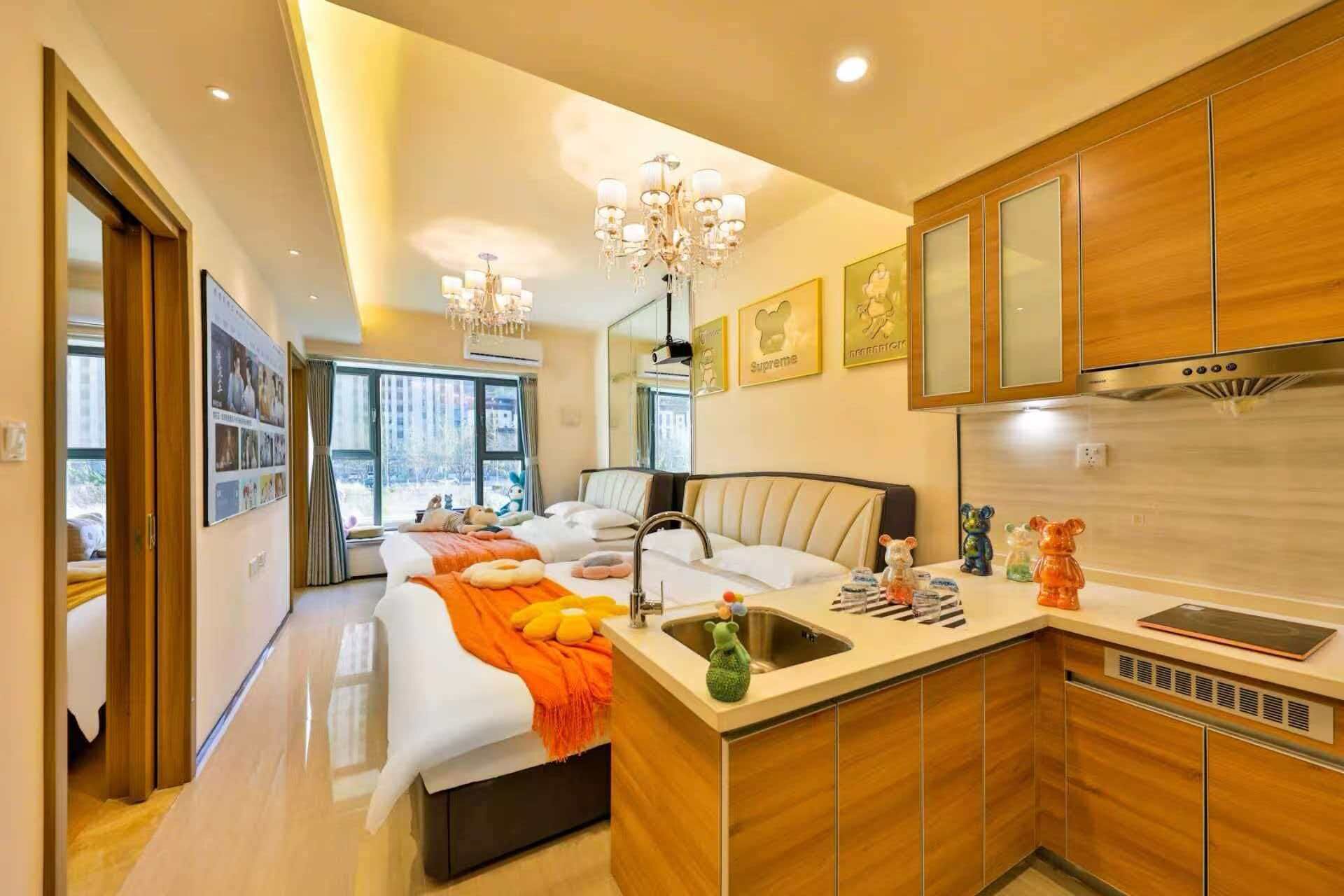 Une chambre d’hôtel moderne dotée d’un grand lit, d’un bureau intégré, d’un lavabo et d’un coin cuisine.