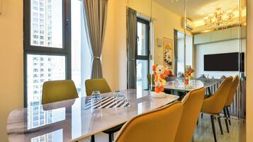 Superior Suite, Sea View | In-room dining