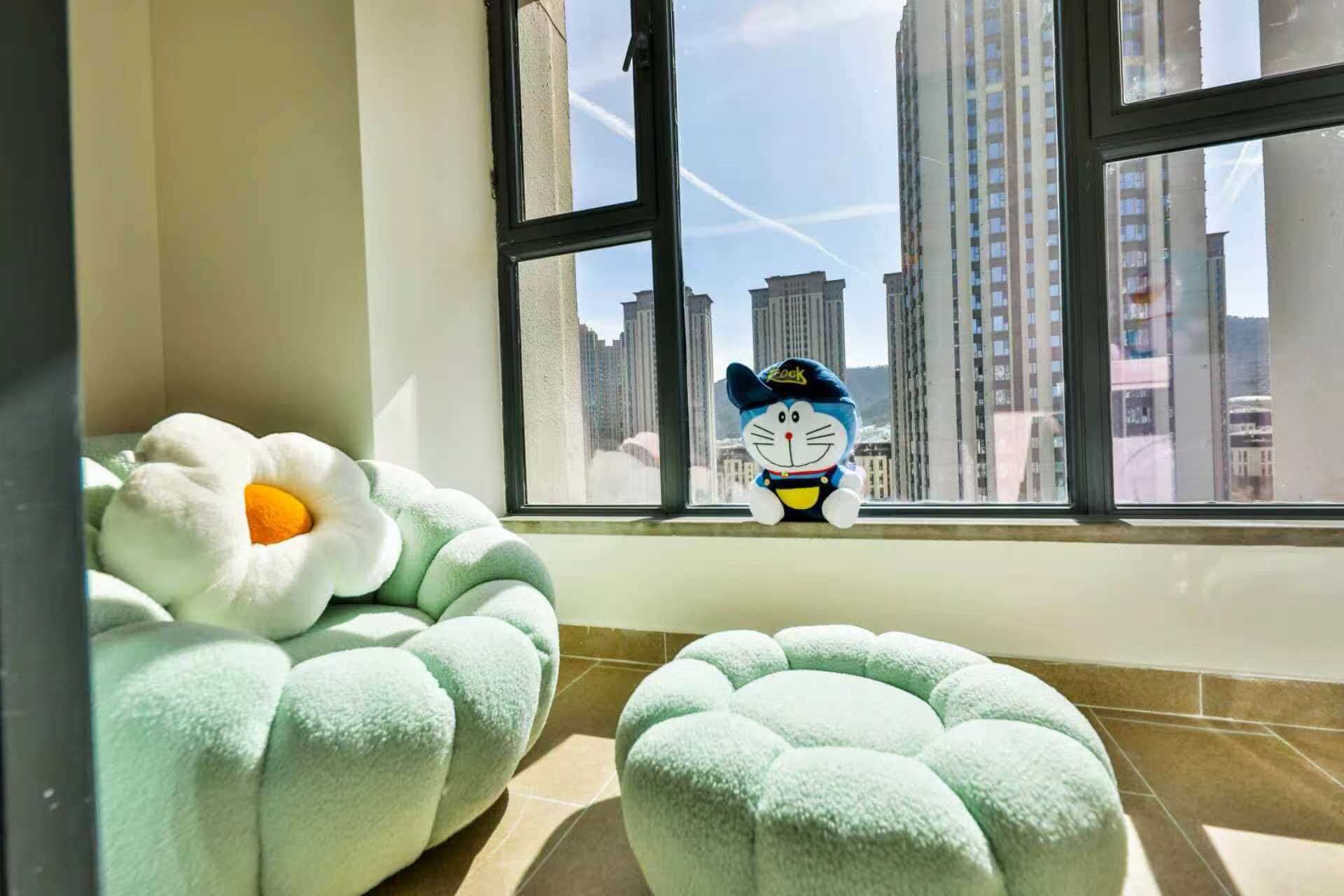 Family Suite, City View | Living room