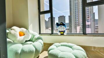 Family Suite, City View | Living room
