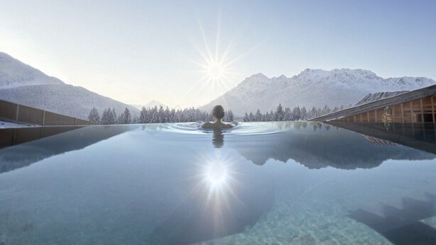 Une piscine intérieure spacieuse et bien aménagée, avec une vue imprenable sur les montagnes.