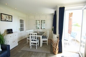 Unclassified image, 2 of 23, button - Käpt'n Hörnchen - Sylt is a valuable habitat and beneficial vacation spot, a (Hörnum (Sylt))