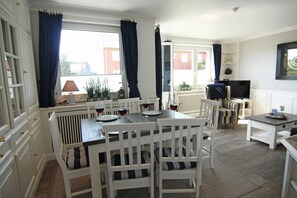 Unclassified image, 5 of 23, button - Käpt'n Hörnchen - Sylt is a valuable habitat and beneficial vacation spot, a (Hörnum (Sylt))