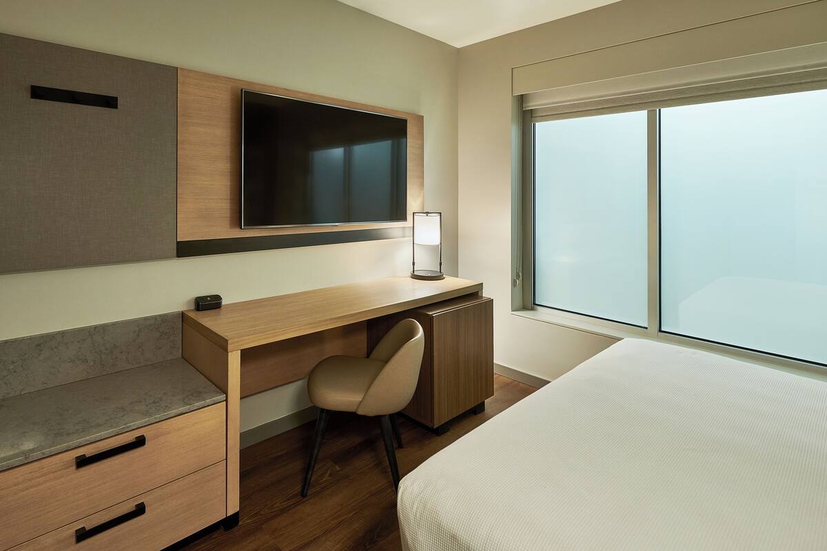 Suite, 1 Bedroom, Corner (King w Sofabed) | Peti besi dalam bilik, meja, ruang kerja komputer riba 
