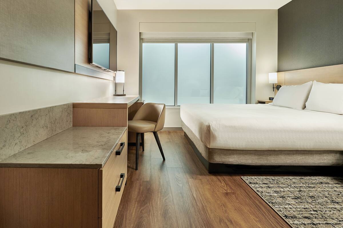 Room, 1 Katil Raja (King) dengan Katil Sofa (Specialty) | Peti besi dalam bilik, meja, ruang kerja komputer riba 