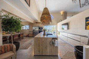 Refrigerador, microondas, parrilla de estufa y cafetera y tetera 