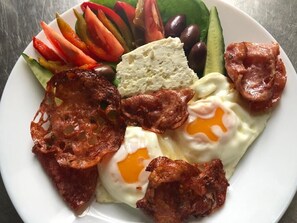 Petit déjeuner composé de spécialités régionales (50 RON par personne)