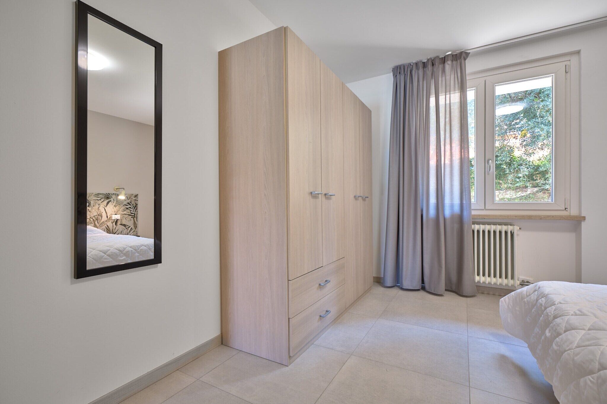 1 bedroom, travel cot