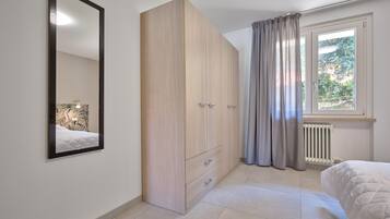 1 bedroom, travel cot