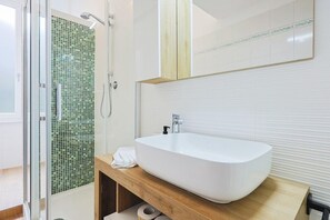 Shower, bidet, towels, shampoo - San Pietro Comfy Apartment by Rentbeat (Roma)