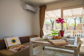 Outdoor dining - Friendly mobile home in Rimini Family Village (Viserba)