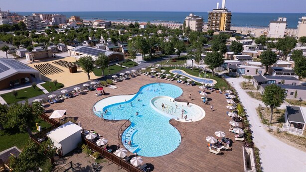 Un complexe hôtelier doté d’une grande piscine, d’un accès à la plage et offrant une vue sur la mer.