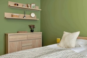 1 habitación, tabla de planchar con plancha, cuna de viaje y wifi 