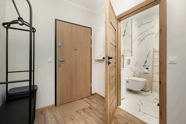 Shower, hair dryer, towels, shampoo