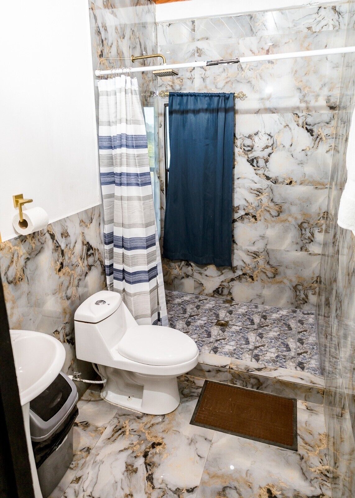 Regadera, toallas, jabón, shampoo 