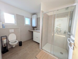 シャワー、ヘアドライヤー、タオル、石鹸