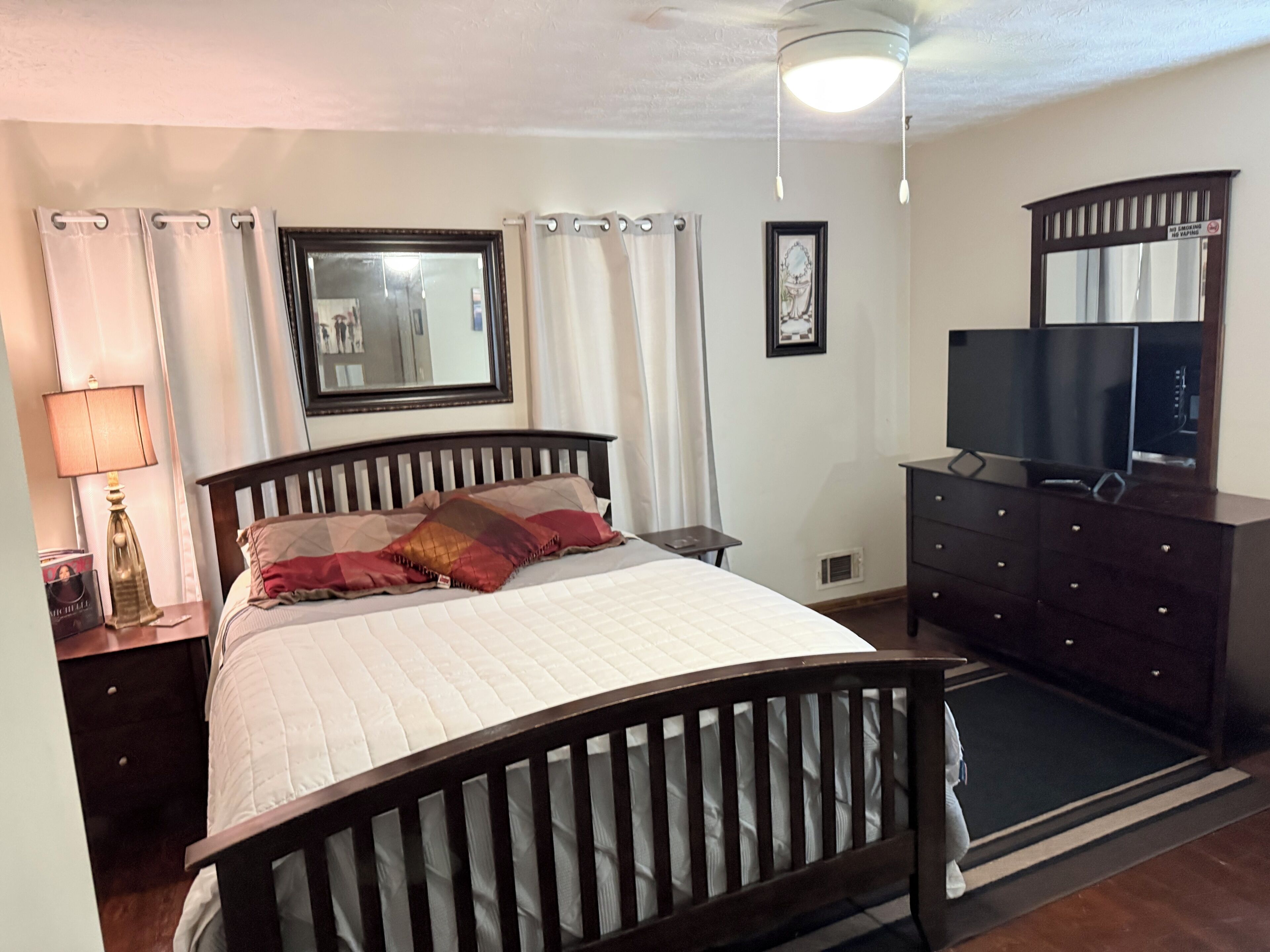 Tabla de planchar con plancha, wifi y ropa de cama 