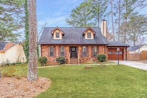 Exterior - 3-bedroom bungalow in fantastic Riverdale with cool AC , 10 minutes from airport (Riverdale)