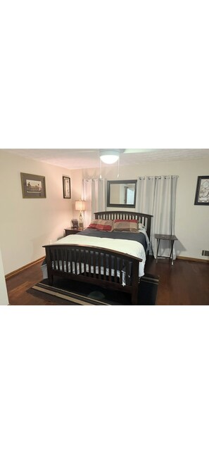 Een strijkplank/strijkijzer, wifi, beddengoed