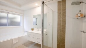 Shower - Bay Views, Bush Setting and Heated Plunge Pool (WAGSTAFFE)