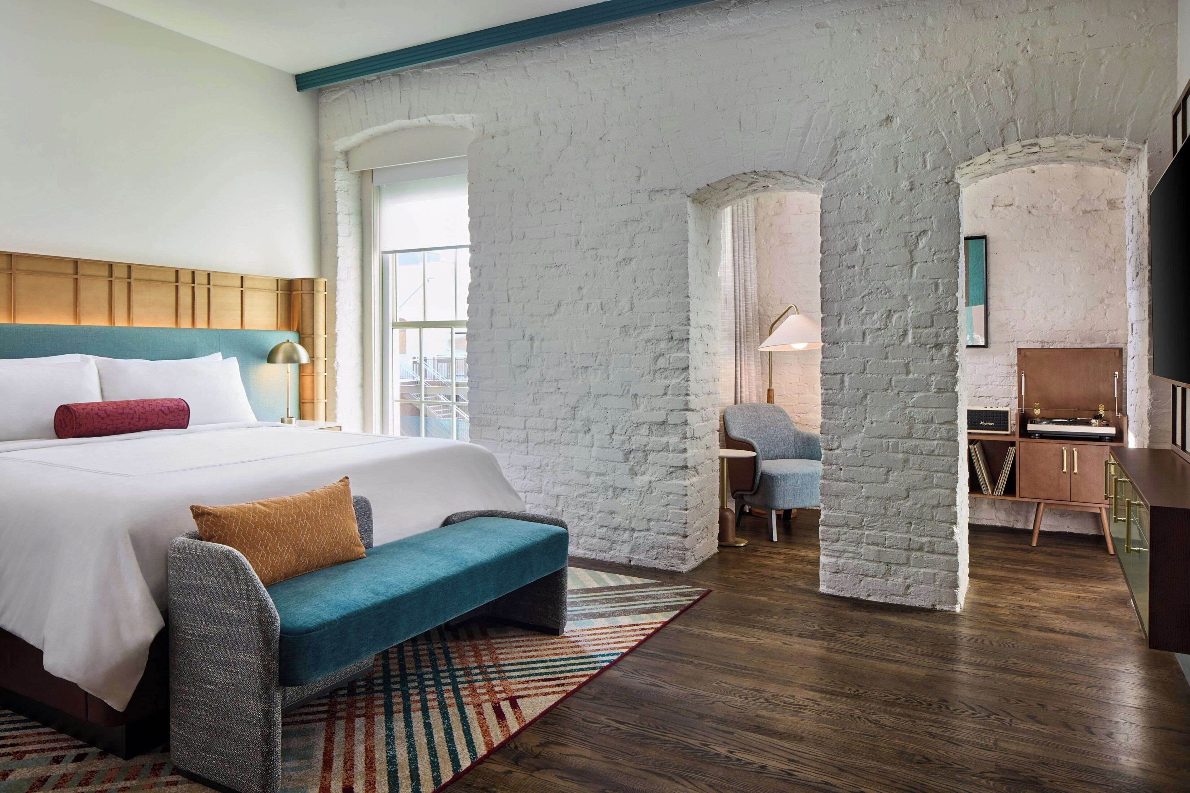 Studio, 1 King Bed, Courtyard View | In-room safe, desk, travel cot, free WiFi