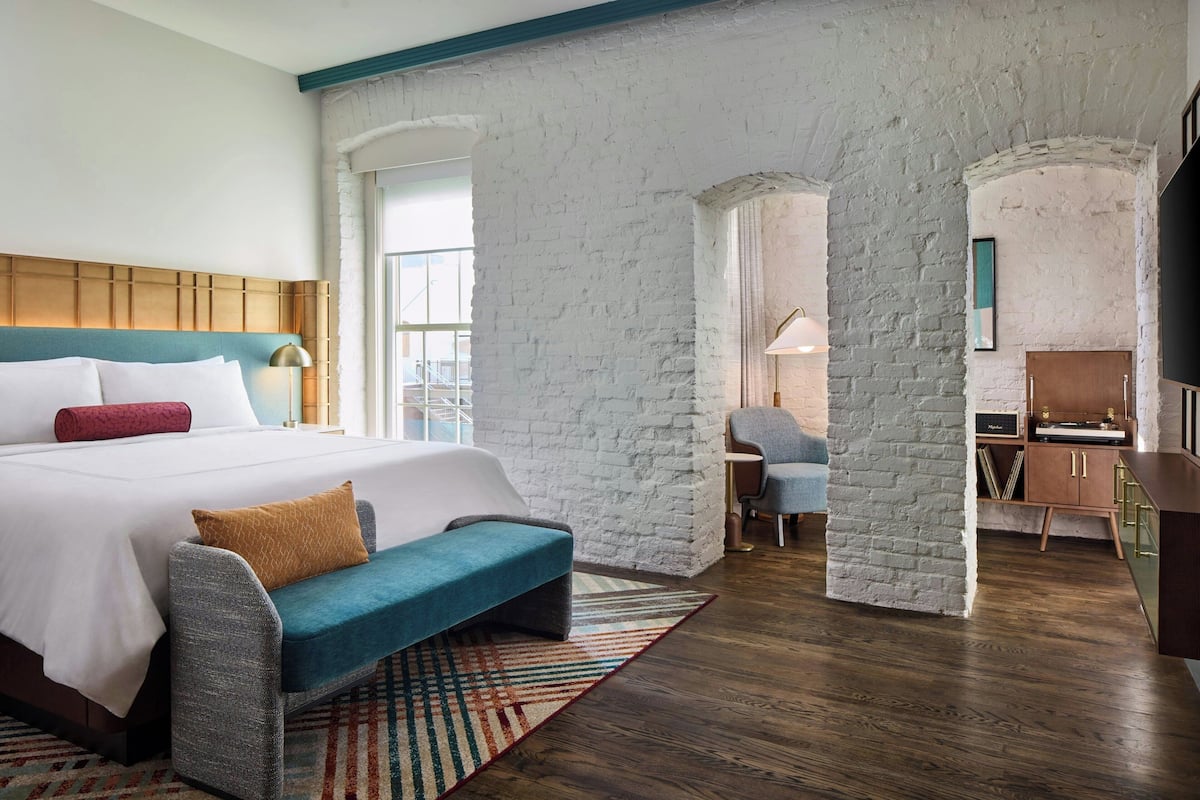 Studio, 1 King Bed, Courtyard View | In-room safe, desk, travel crib, WiFi (free)