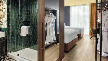 Chambre Standard, 2 grands lits | Salle de bain | Douche, douche hydromassante, articles de toilette gratuits
