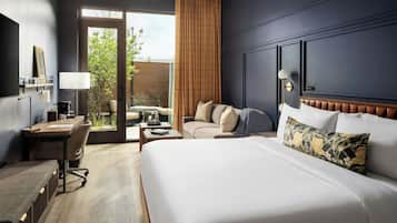 Signature Suite, 1 King Bed with Sofa bed | In-room safe, desk, blackout drapes, iron/ironing board