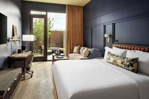 Suite Signature, 1 cama de matrimonio grande con sofá cama | Caja fuerte, escritorio, cortinas opacas y tabla de planchar con plancha