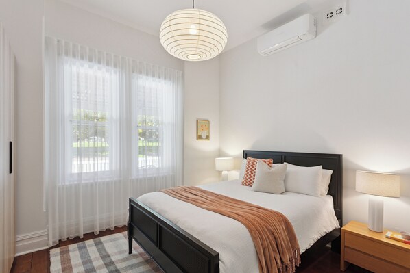 2 bedrooms, iron/ironing board, travel cot, free WiFi - Family Friendly North Perth Stay | Parkside Views | Walk to Cafes (North Perth)