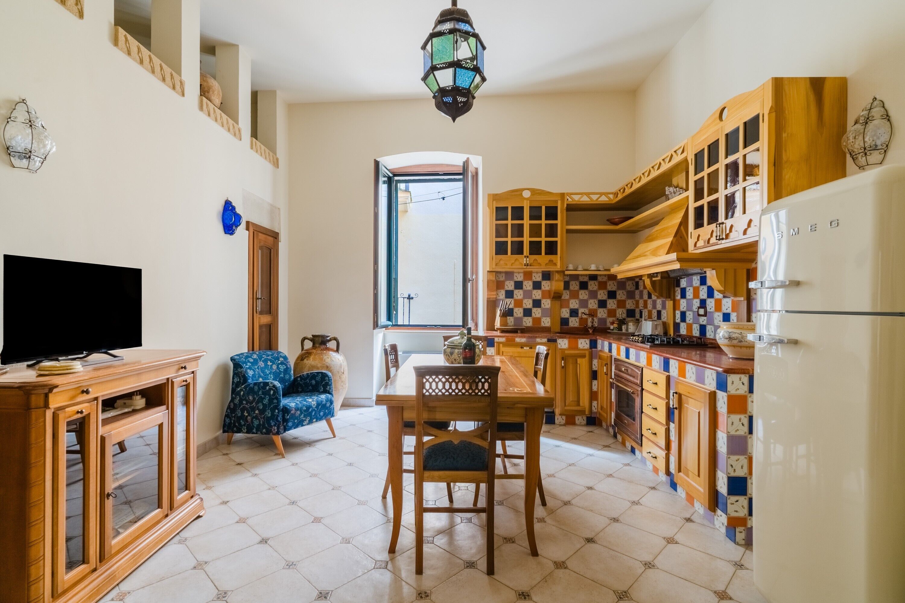 Frigorifero, forno, piano cottura, macchina per tè/caffè