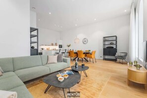 TV, offices - Lobster Loft - stylish apartment with sea view in Oostende (Oostende)
