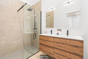 Douche, sèche-cheveux, serviettes fournies