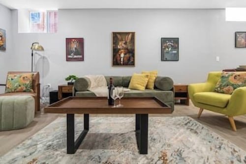 Cozy Spacious 2BR Suite with Parking & Wi-Fi