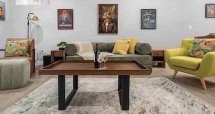 Cozy Spacious 2BR Suite with Parking & Wi-Fi