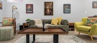 Cozy Spacious 2BR Suite with Parking & Wi-Fi
