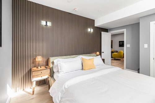 Modern 2BR Suite|Private Parking |Near DownTown