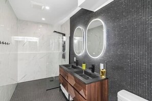 Shower, hair dryer, towels - Cozy Spacious 2BR Suite with Parking & Wi-Fi (Hamilton)