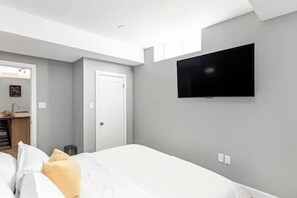 2 bedrooms, desk, iron/ironing board, Internet - Cozy Spacious 2BR Suite with Parking & Wi-Fi (Hamilton)