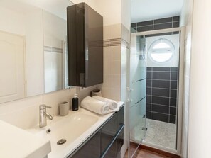 Shower, hair dryer - In the heart of mimizan plage, maison de l'arbousier 150 meters from the beach (mimizan)