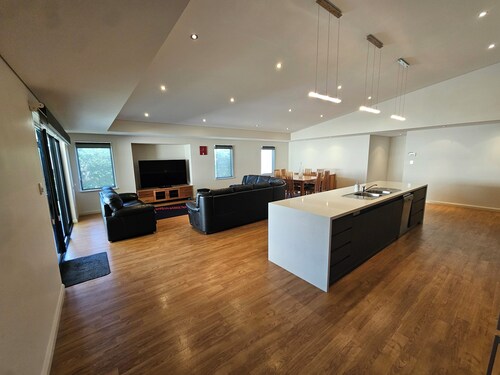 Binningup Beach dog friendly family house