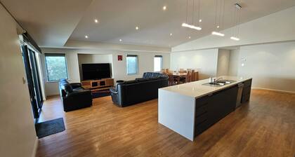 Binningup Beach dog friendly family house