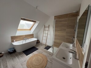 Douche, sèche-cheveux, serviettes fournies, papier toilette