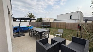 A patio with outdoor furniture, a pool, and a basketball hoop. - Recent house in Séné, at the gateway to the Gulf of Morbihan, 5 minutes from the Port of Vannes (Séné)