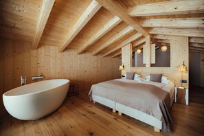 Premium bedding, down duvets, in-room safe, individually decorated - Villa Flora Mountain Lodges (San Cassiano)