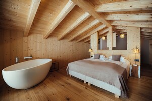 Settsass Panorama Suite | Roupas de cama premium, edredons de pluma, cofres nos quartos