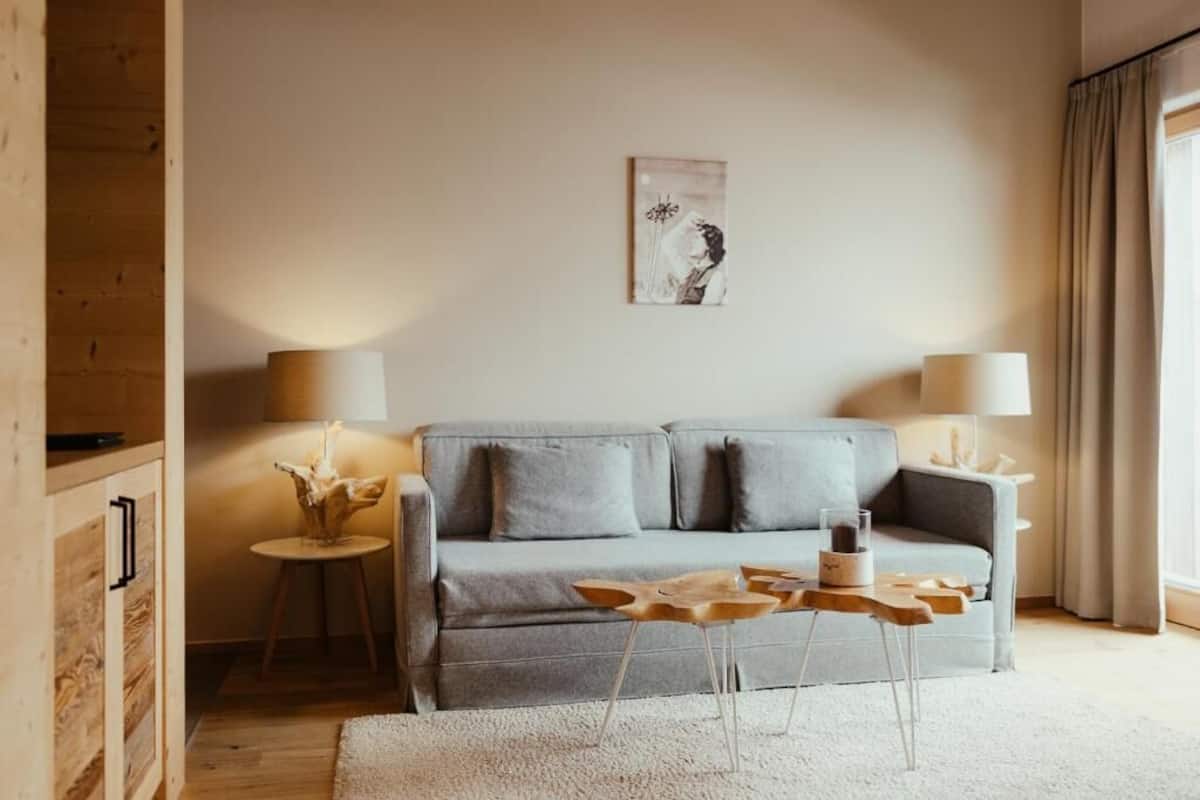 Lavarella Lodge | Oppholdsområde | En 70-centimeters Flatskjerm-TV med kabel-kanaler